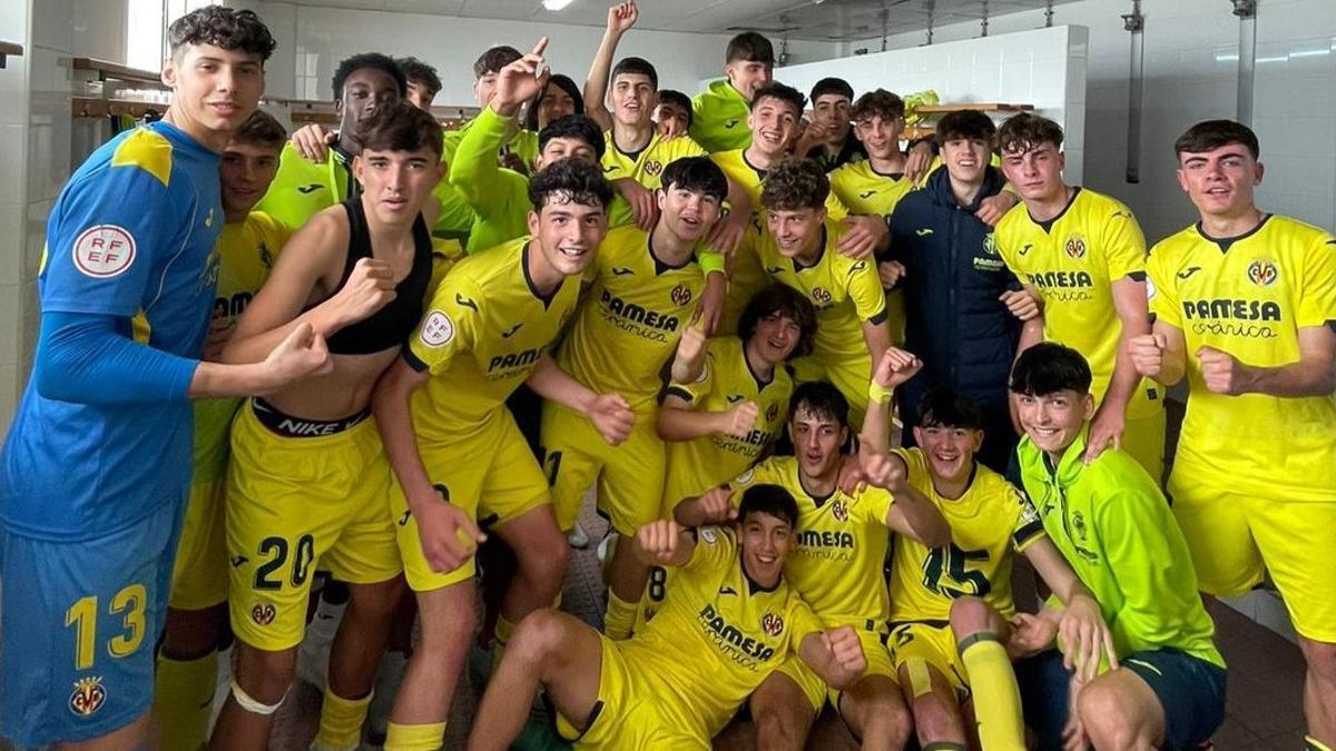 La plantilla del juvenil B del Villarreal de esta 2023/24 celebra una victoria.