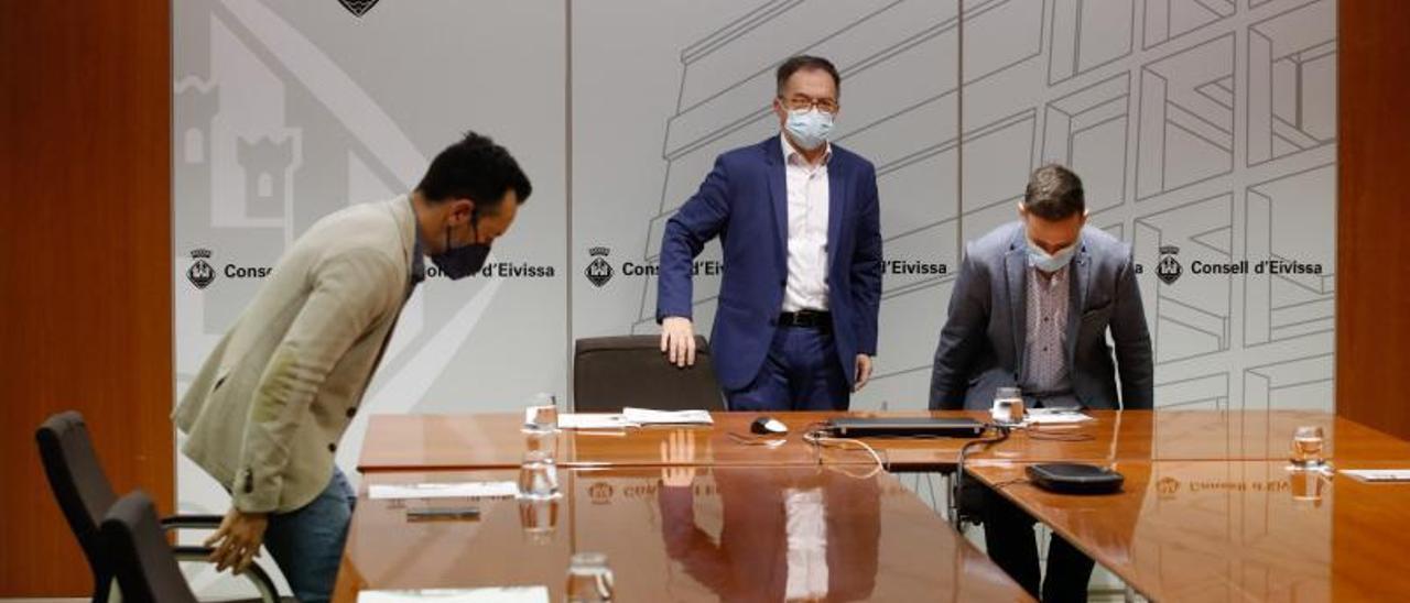 Rafa Ruiz, Vicent Marí y Mariano Juan, ayer, antes de empezar la reunión.