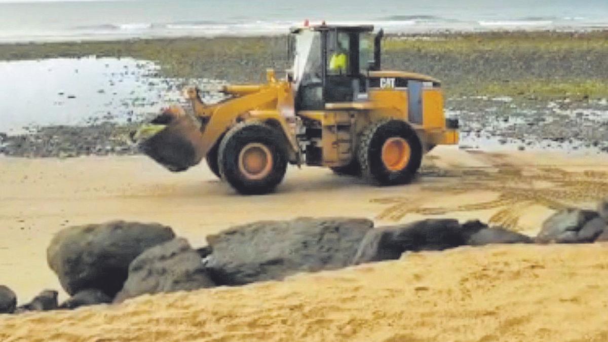 Costas inspecciona si San Bartolomé ha ampliado la escollera del Faro