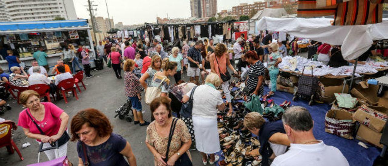 Clientes del mercadillo municipal de los miércoles, que ahora se ubica provisionalmente en el Recinto Ferial