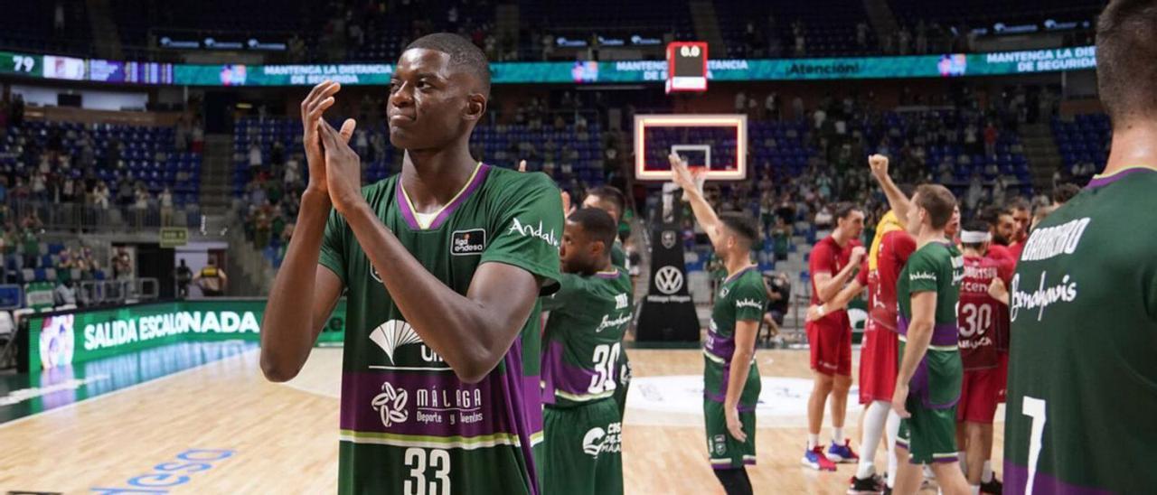 Yannick Nzosa aplaude a la afición, tras un partido en el Martín Carpena | ACBPHOTO