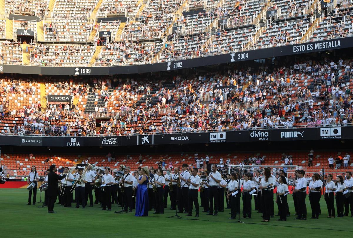 El Valencia CF presenta al equipo para la temporada 2026-2027 antes del Trofeu Taronja.