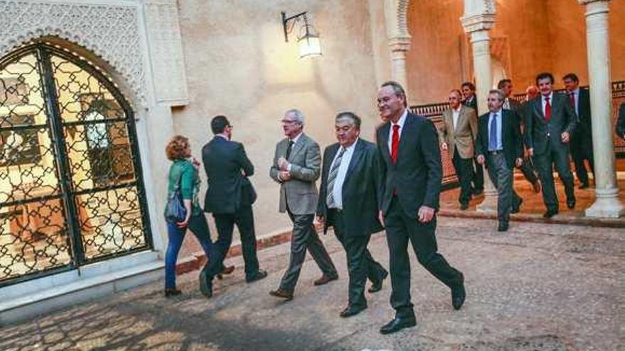 Alberto Fabra, Ramón Luis Valcárcel y Ángel Sáez llegan al acto en el Castillo de Conesa.