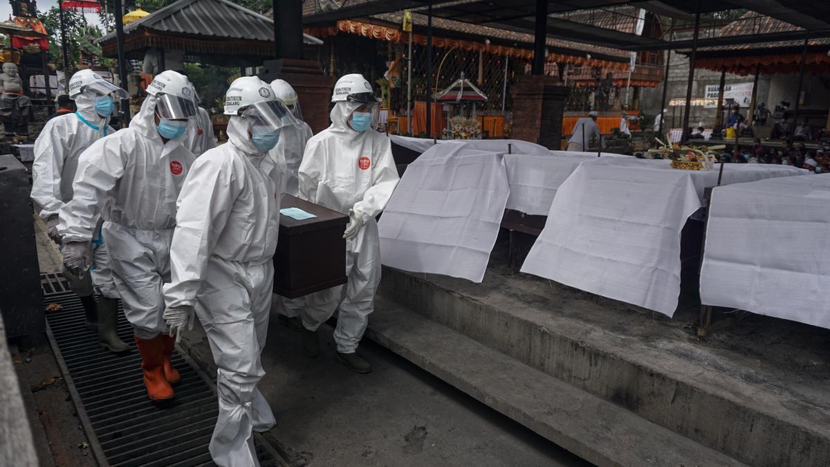 Incineración de una víctima de la pandemia de COVID-19 en Indonesia.