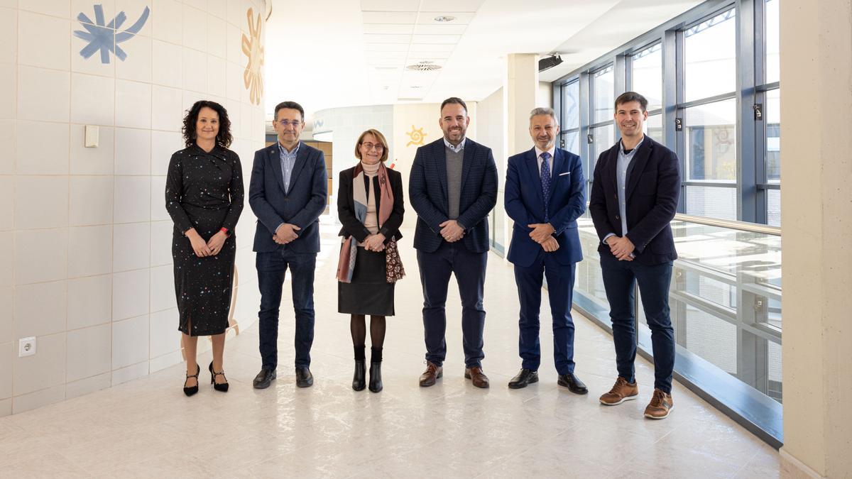 La jefa del Departamento de Crecimiento Azul de PortCastelló; María José Rubio; el vicerrector de Innovación, Transferencia y Divulgación Científica, David Cabedo; la rectora de la UJI, Eva Alcón, y el presidente de la Autoridad Portuaria, Rafa Simó, el director de la cátedra, Francisco Toledo, junto al jefe de la Unidad de Innovación, Bernat Ibáñez.