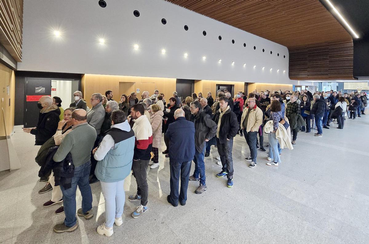 Hasta dos horas de cola en el Cunqueiro para participar en el ensayo clínico frente al Virus Respiratorio Sincitial
