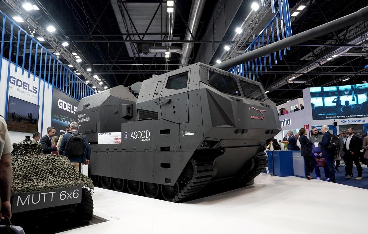 El obús sobre cadenas Némesis, presentado por GDELS en la feria de industria de la defensa Feindef de Madrid en junio pasado..jpg