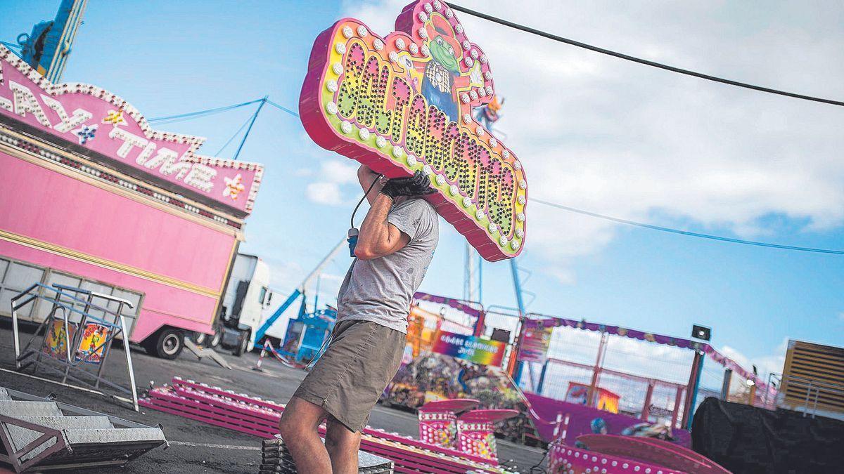 Imagen de archivo de un operario desmontando una atracción de una feria en Tenerife.