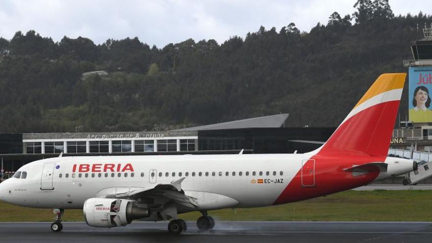 Un avión de la compañía Iberia despega del aeropuerto de Alvedro.