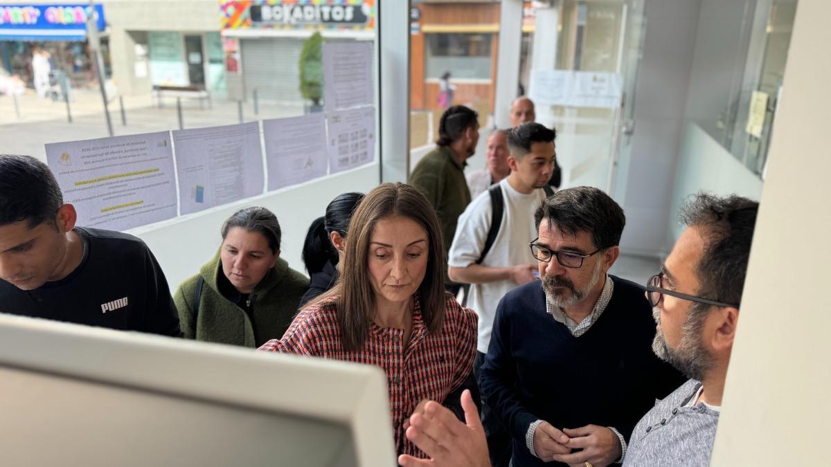 La concejala y el alcalde prueban una de las máquinas