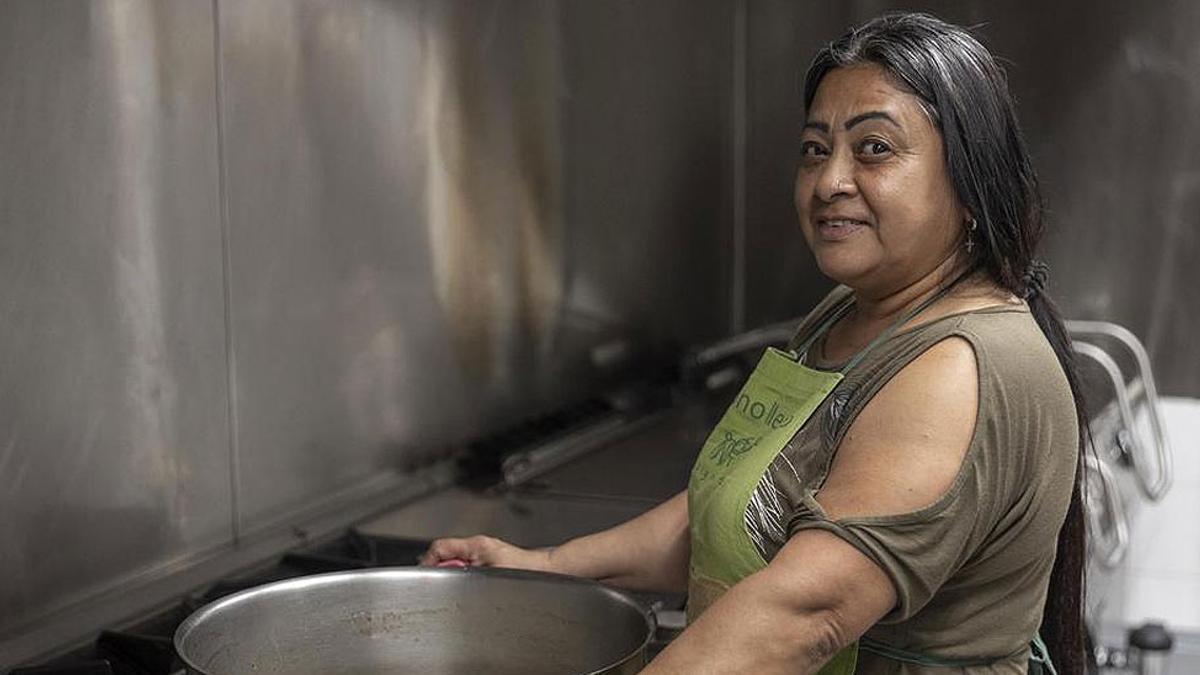 Nubia Santamaría, en la cocina de los talleres de alimentación saludable que organiza el Ayuntamiento de Barcelona.