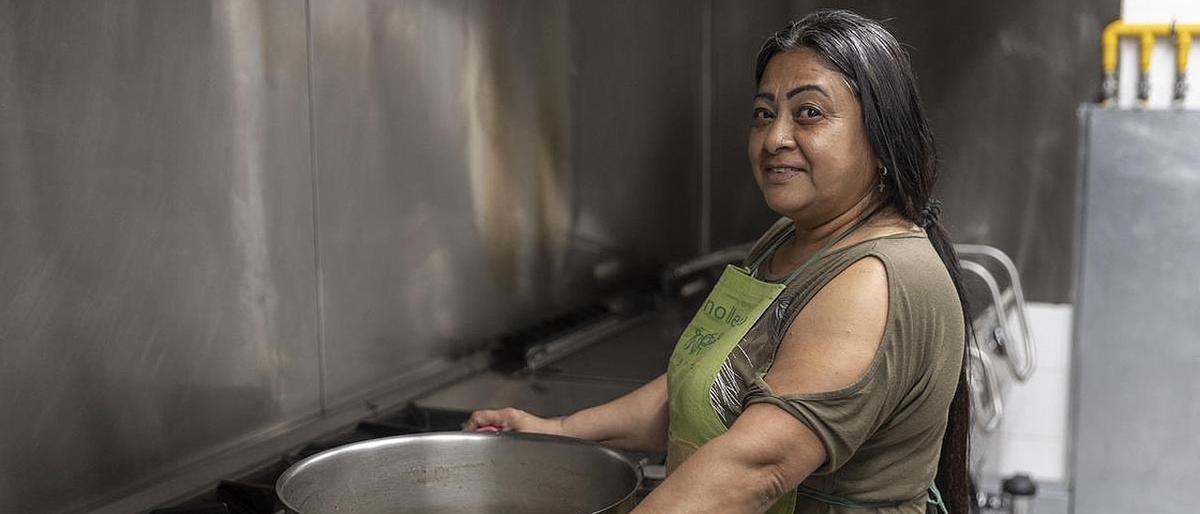 Nubia Santamaría, en la cocina de los talleres de alimentación saludable que organiza el Ayuntamiento de Barcelona.