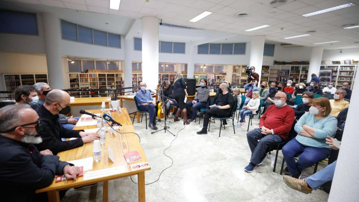 La presentación llenó la sala de la biblioteca de Ibiza. | VICENT MARÍ