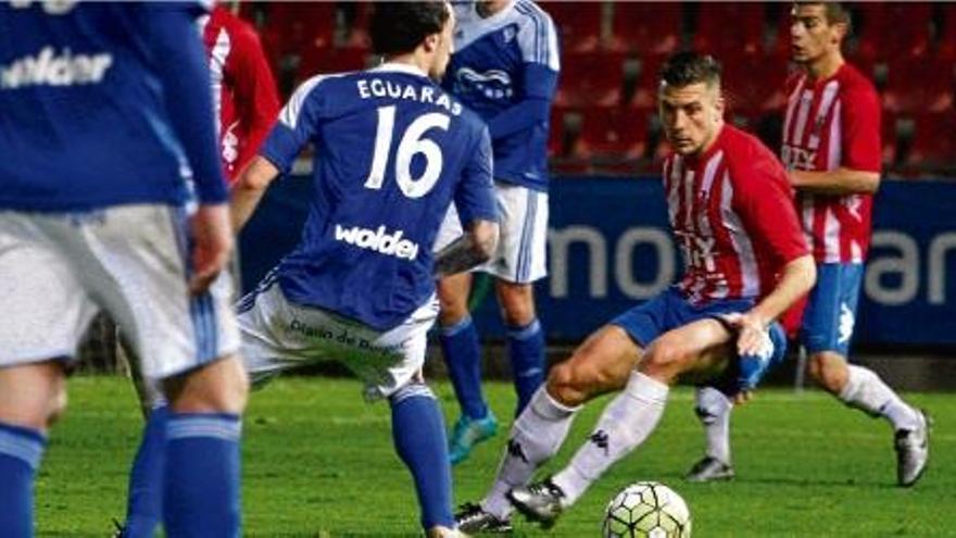 El migcampista del Girona Àlex Granell retalla el jugador visitant Íñigo Eguaras en una acció del partit d&#039;ahir.