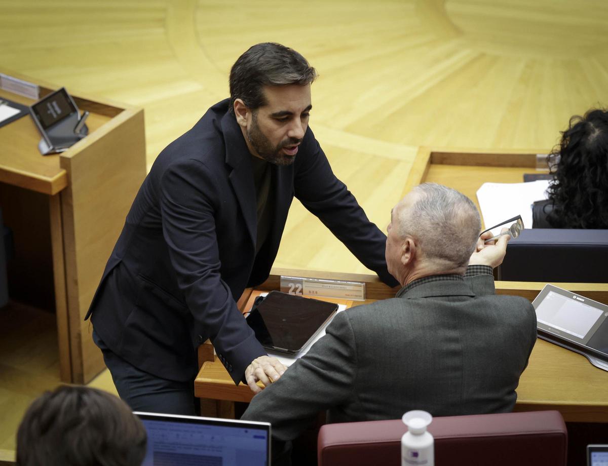 Los síndics de PSPV y Compromís, José Muñoz y Joan Baldoví, dialogan durante el pleno de las Corts.