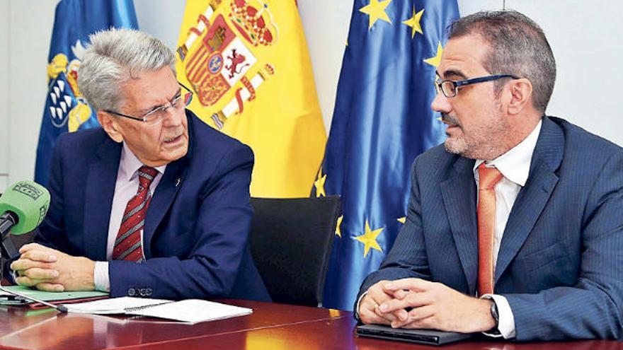 Julio Pérez y Alejandro Rodríguez, consejero y viceconsejero de Administraciones Públicas, ayer en rueda de prensa.