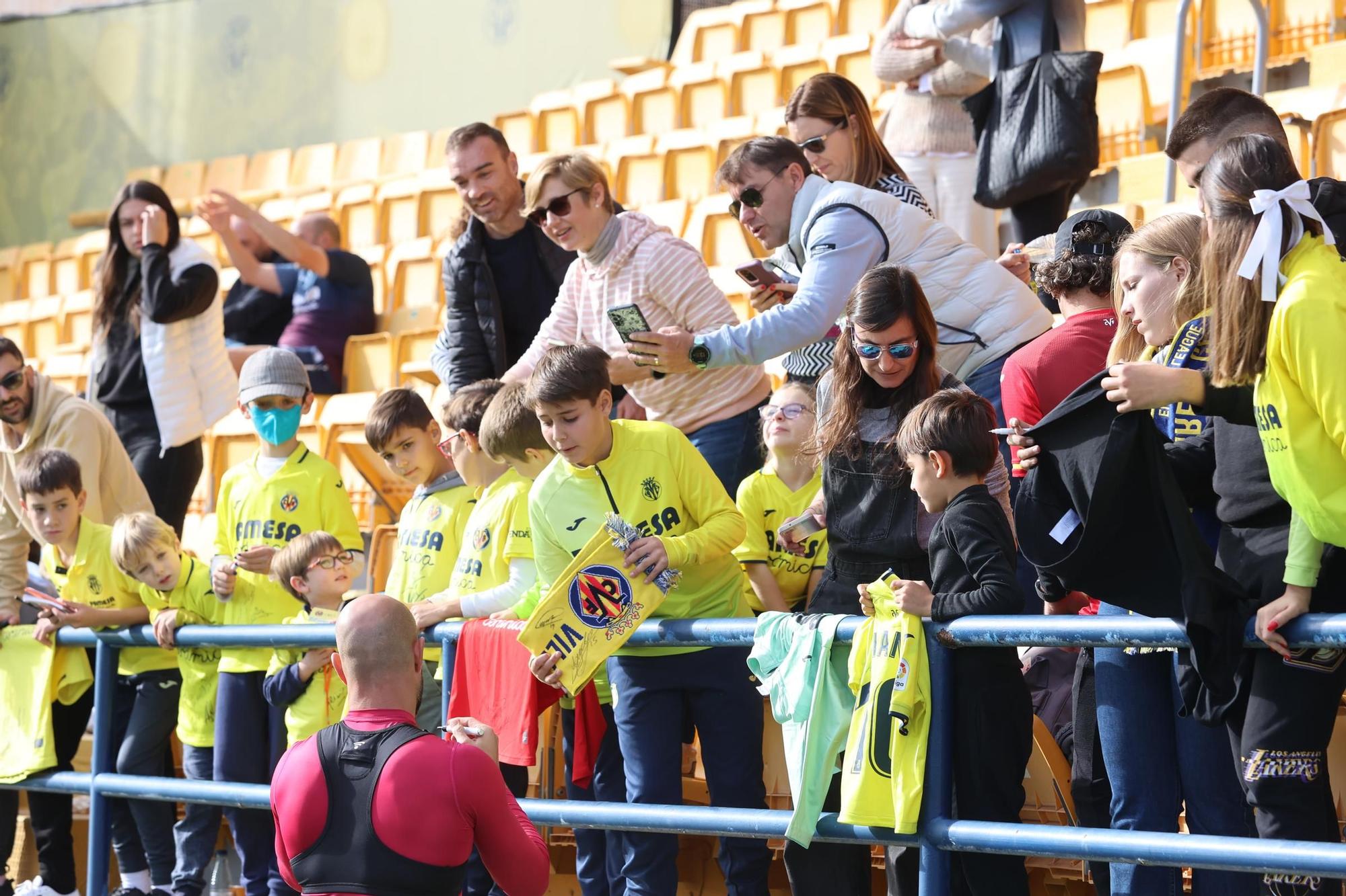 Así ha sido el entrenamiento navideño del Villarreal a puerta abiertas