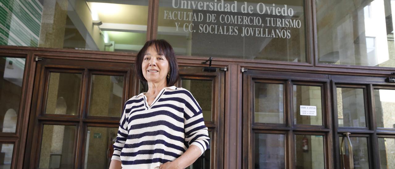 Adela de Paz, ayer, a las puertas de la Facultad Jovellanos.