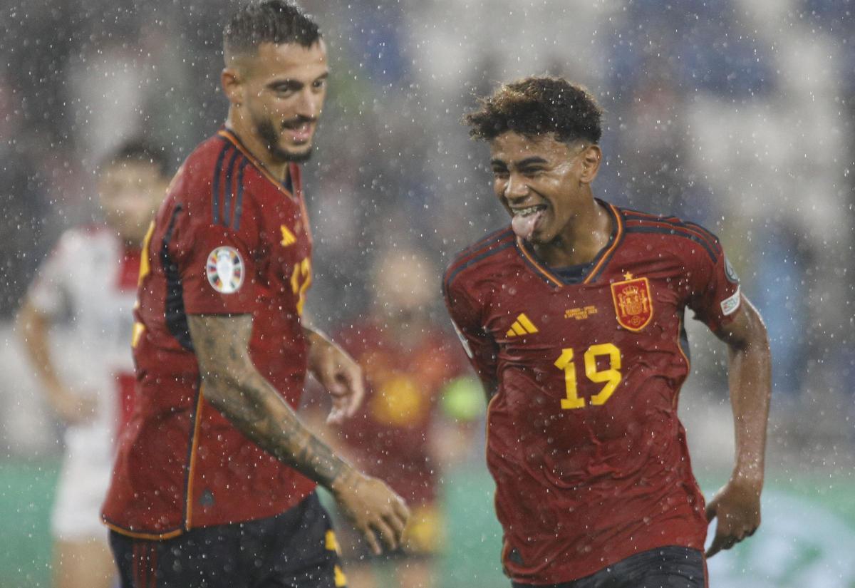 Lamine Yamal celebrando su gol en el debut con la camiseta de la selección española
