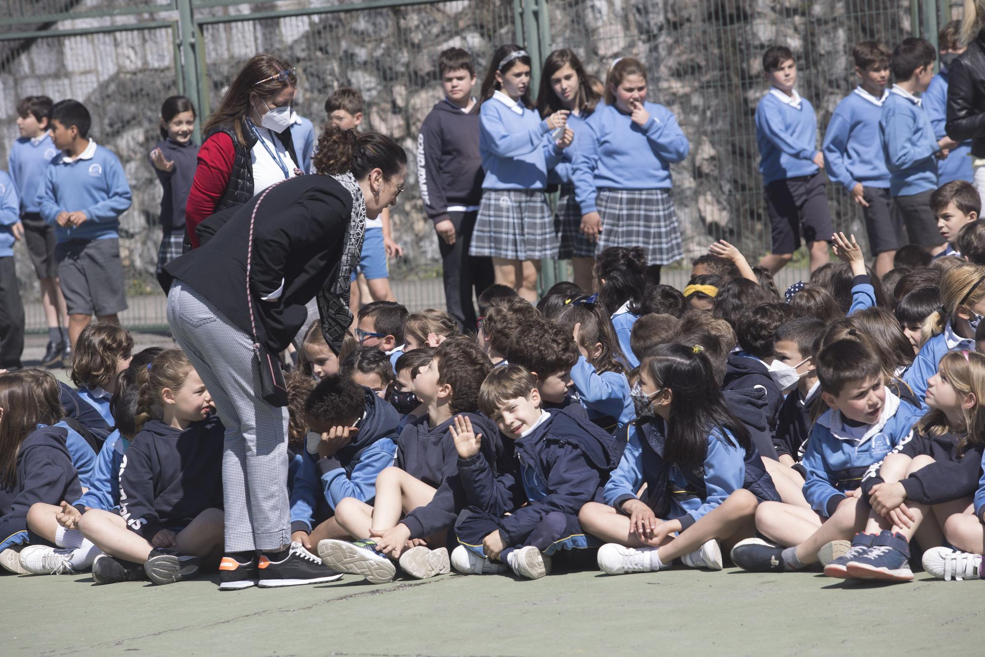 Izado de bandera en el colegio Santa María del Naranco