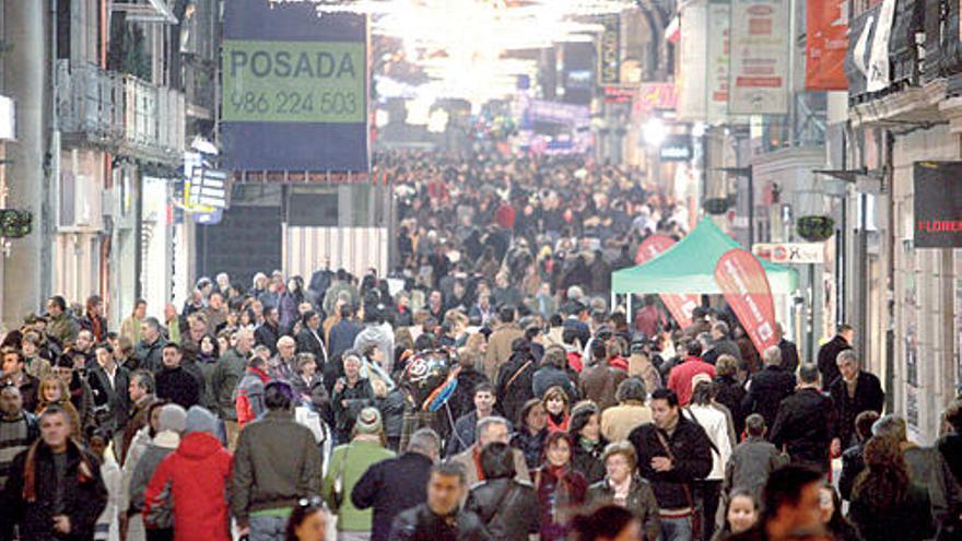 Aspecto que presentaba ayer la calle Príncipe, abarrotada de personas que realizaron las últimas compras antes de la Nochebuena.