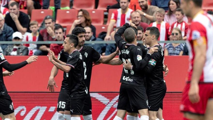 Los jugadores del Eibar celebran un gol al Girona.