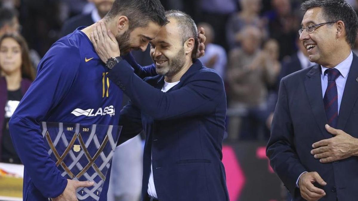 Navarro recibe las felicitaciones de Iniesta