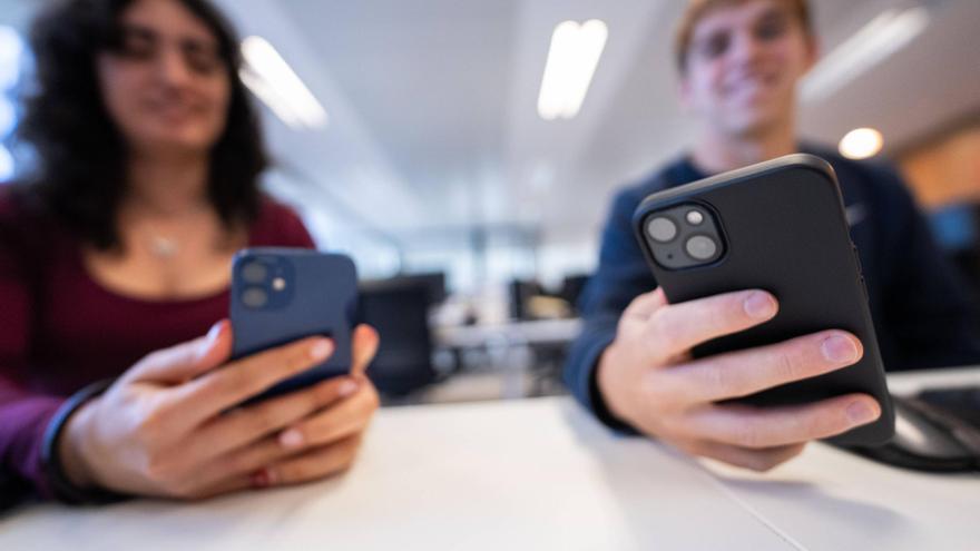La &#039;generación muda&#039; llega a la oficina: el 81% de los jóvenes sienten ansiedad antes de llamar por teléfono