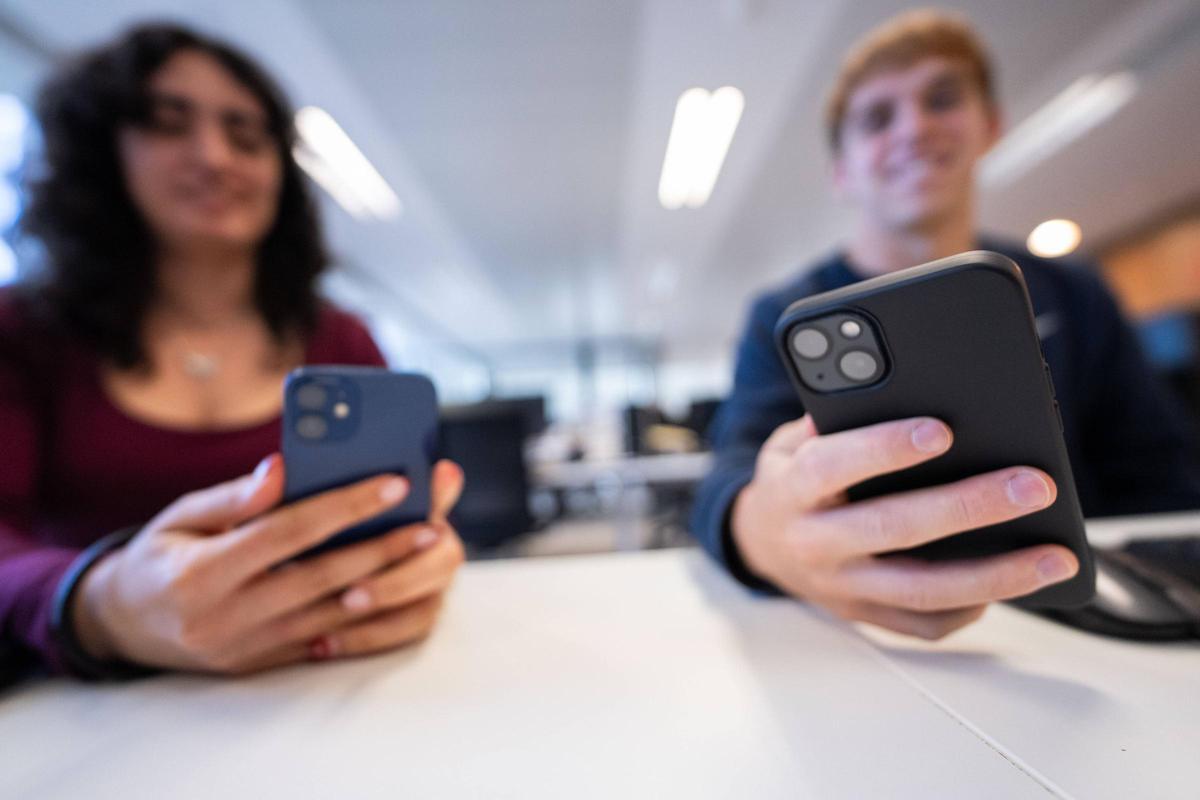 Dos jóvenes mirando el teléfono móvil. Dos jóvenes mirando el teléfono móvil.