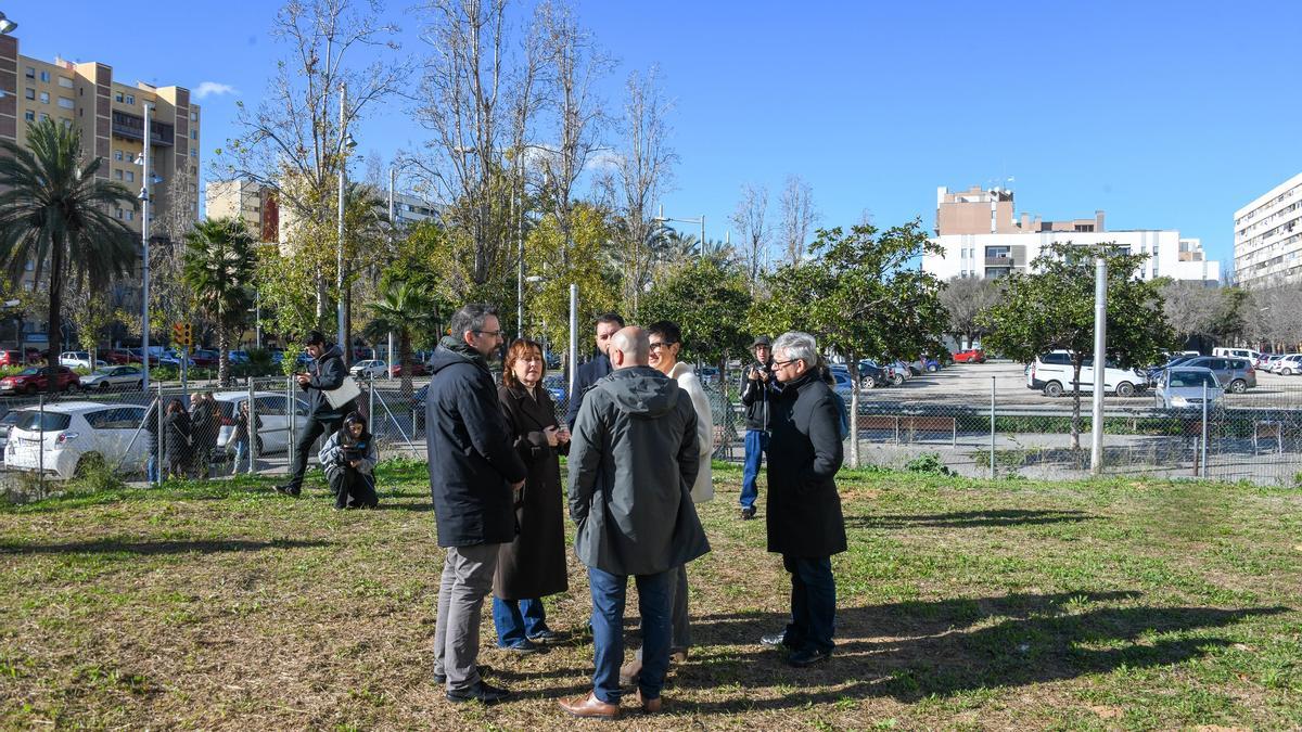 La consellera Paneque, la alcaldesa de Sant Adrià, Filo Cañete, en uno de los solares de la ciudad donde se levantarán viviendas