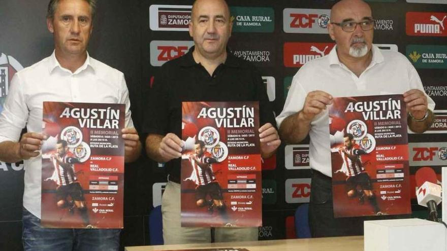 Técnico y miembros de la junta directiva del Zamora CF posan con el cartel del partido.