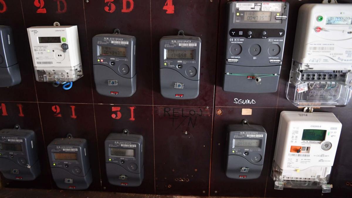 Contadores de la luz en un edificio.