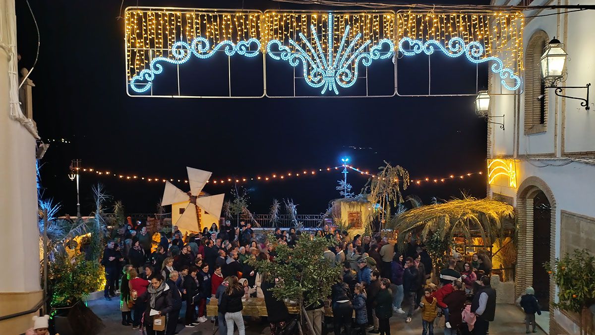 El Poblado Navideño, decorado con luces y escenas tradicionales, se convierte en el gran punto de encuentro donde vecinos y visitantes comparten actividades, música y espíritu festivo