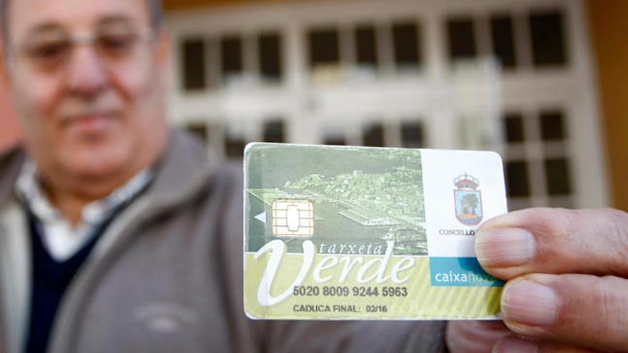 Un usuario muestra la tarjeta verde que se emplea en los autobuses de Vitrasa // Joel Martinez