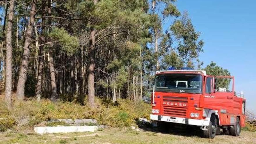 El camión de Protección Civil, en la zona del incendio. // FdV