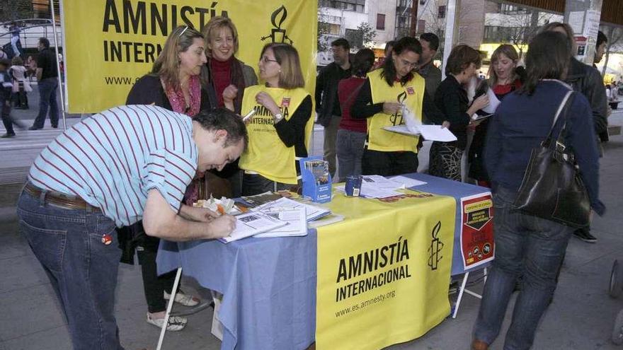 Una de las recogidas de firmas realizadas en la capital por Amnistía Internacional.