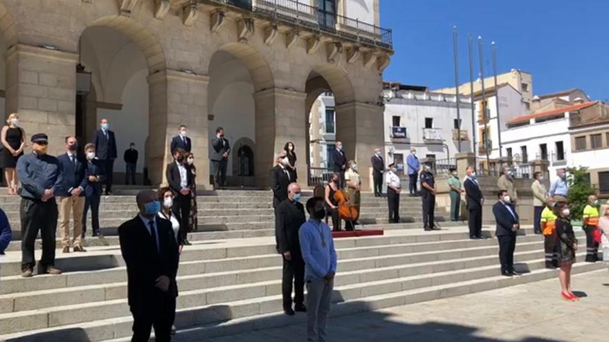 Sencillo pero sentido homenaje a las víctimas del coronavirus en la plaza Mayor de Cáceres