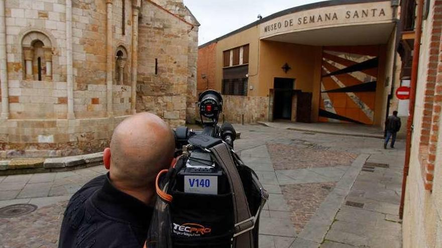 Un equipo de TVE graba el Museo de Semana Santa.