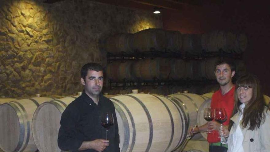 Javier Manzano, centro, en la bodega Divina Proporción.