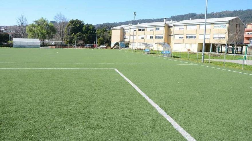 Una vista del colegio de Seara, frente a la playa de A Xunqueira, en Moaña. // Gonzalo Núñez