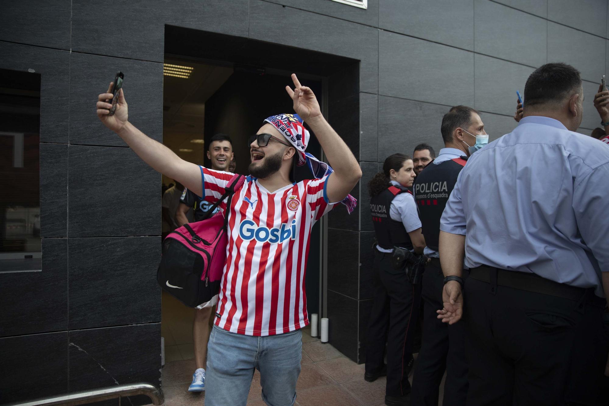 Els aficionats reben al Girona a l'aeroport