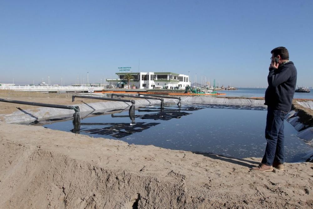 Así trabaja la brigada de limpieza en el Mar Menor