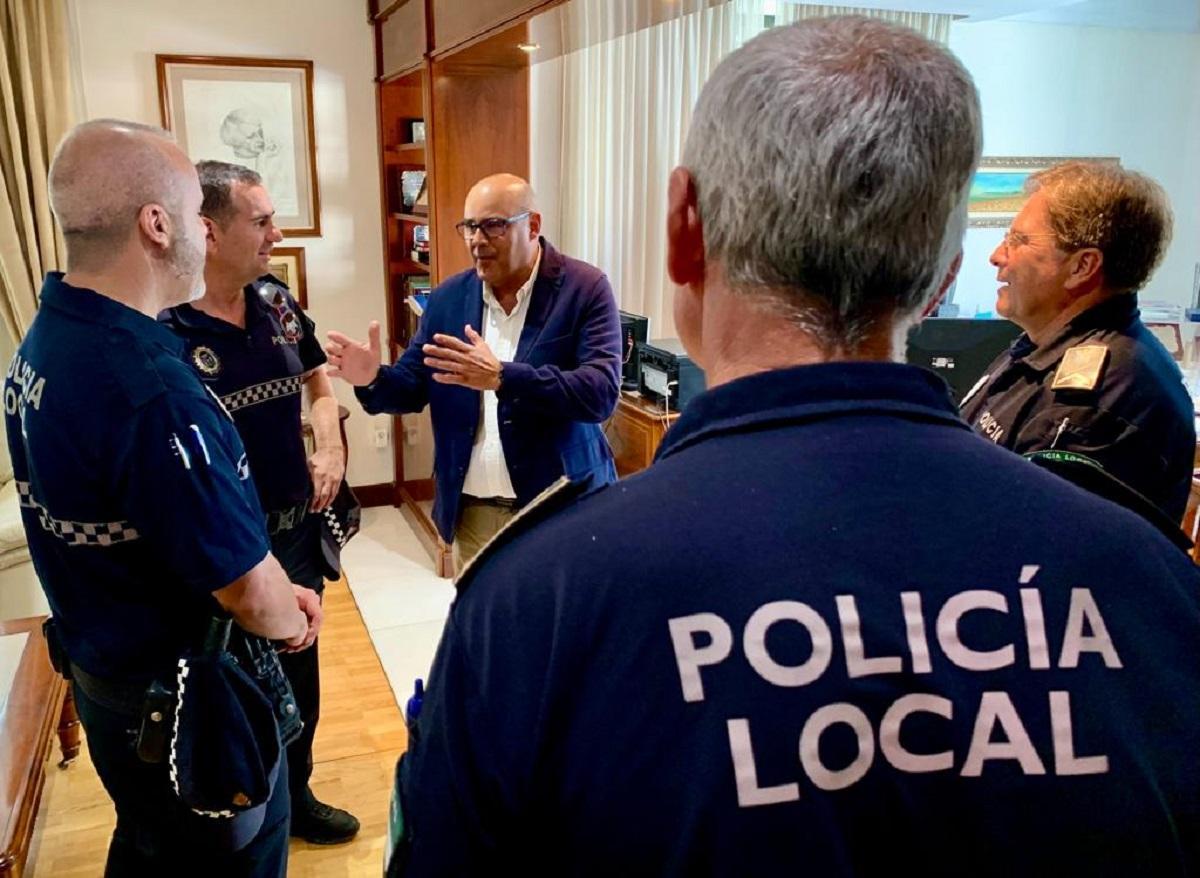 El alcalde recibió a los agentes en el Ayuntamiento de Vélez Málaga.