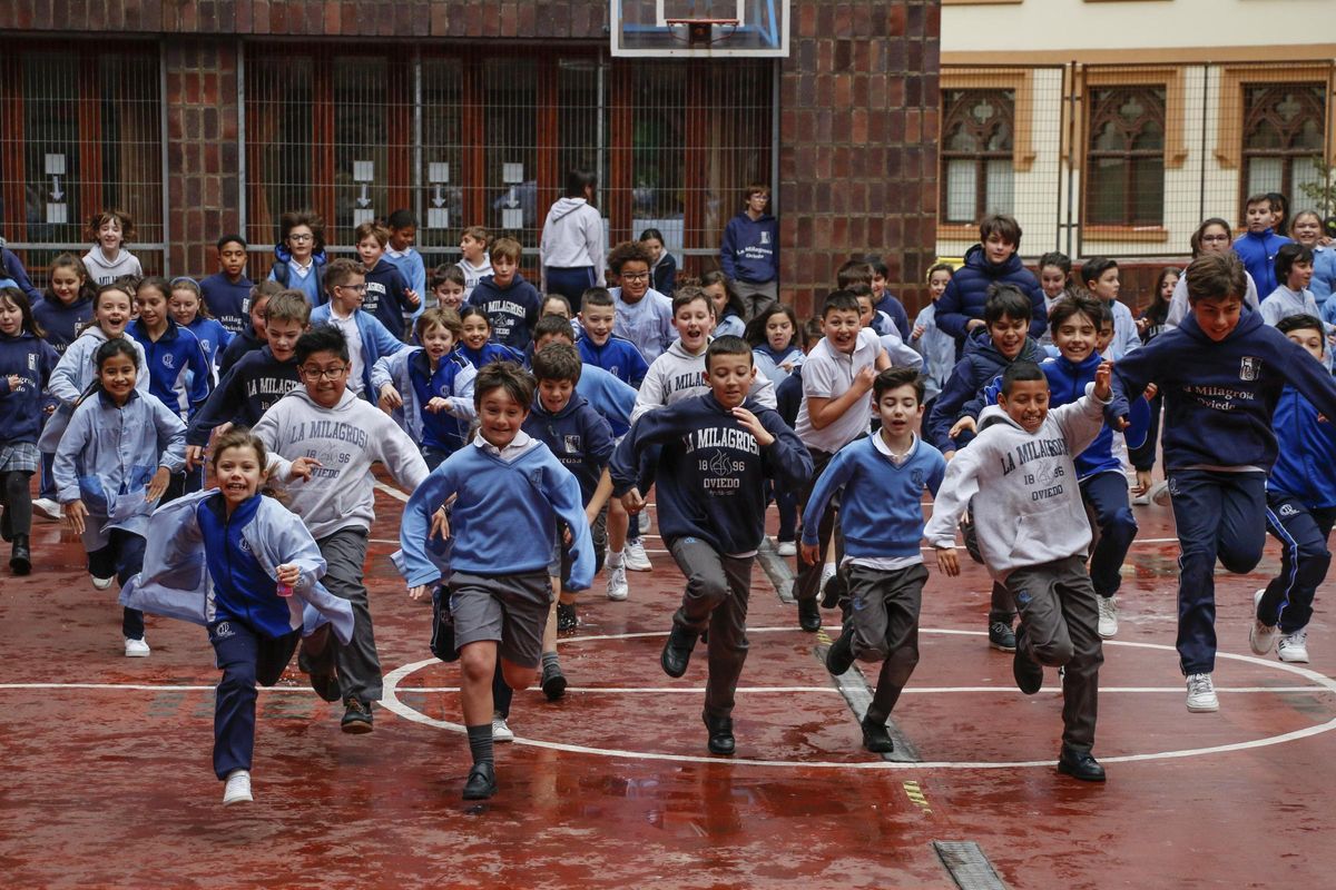 Alumnos de Primaria jugando en el patio del centro