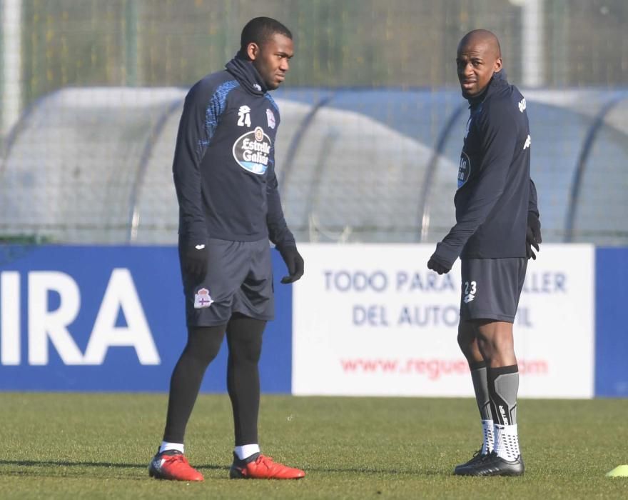 Roef, Lux y Tyton salieron al césped quince minutos antes que el resto de jugadores. El cuerpo médico y los técnicos, pendientes de la evolución de Bruno Gama y Carles Gil.