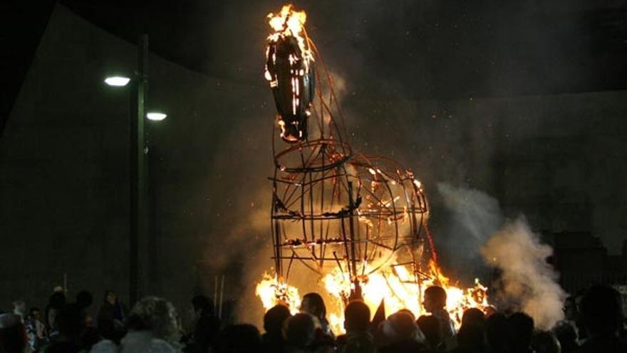 El Meco ardió en medio de la Praza do Rei después de ser sentenciado por el juez.