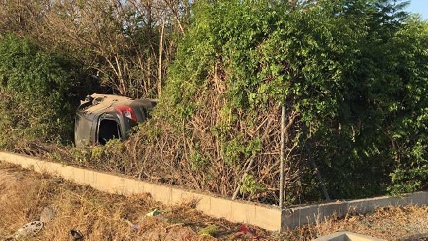 Complicada recuperación de un coche siniestrado en una finca