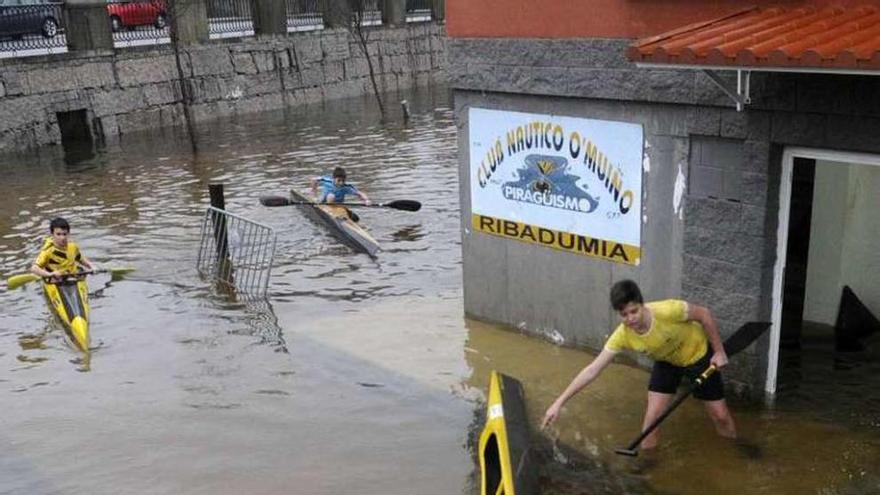 Las piraguas se llenaron de agua en el almacén del club. // N. Parga