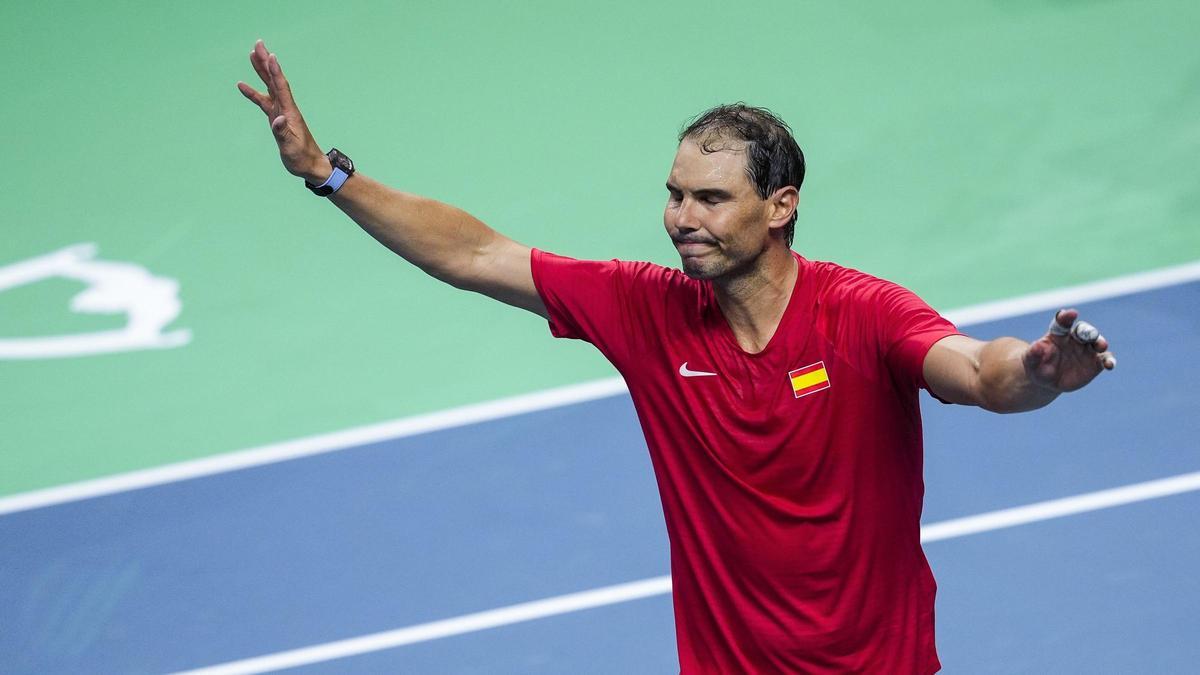 Rafael Nadal saluda a los aficionados después de perder su partido de individuales contra Botic Van de Zandschulp