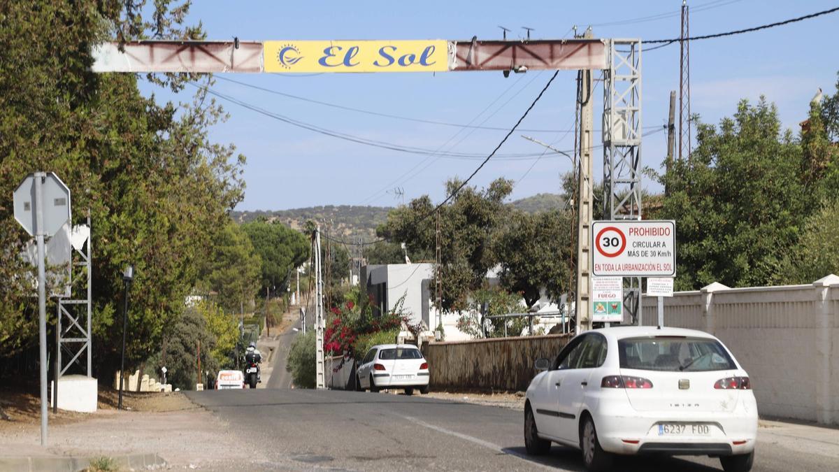 Acceso a la urbanización El Sol, a la que Urbanismo aprobará este martes el proyecto de reparcelación.